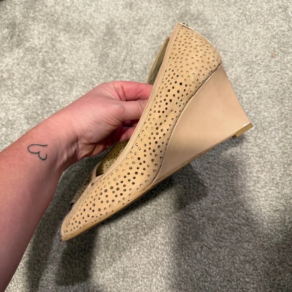 Stuart Weitzman Perfecto Nude Perforated Suede Peep Toe Wedge Pumps Size 11 M - Picture 3 of 10